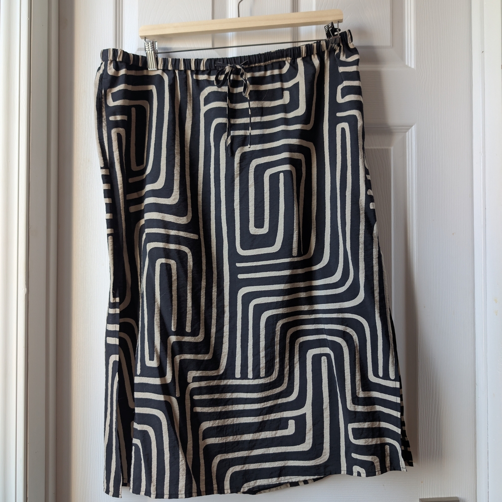 Reitmans Black and White Geometric Midi Skirt